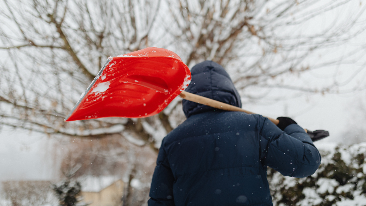 В Івано-Франківську жителі, які хочуть самостійно розчистити сніг у своїх дворах, можуть взяти лопати від міста