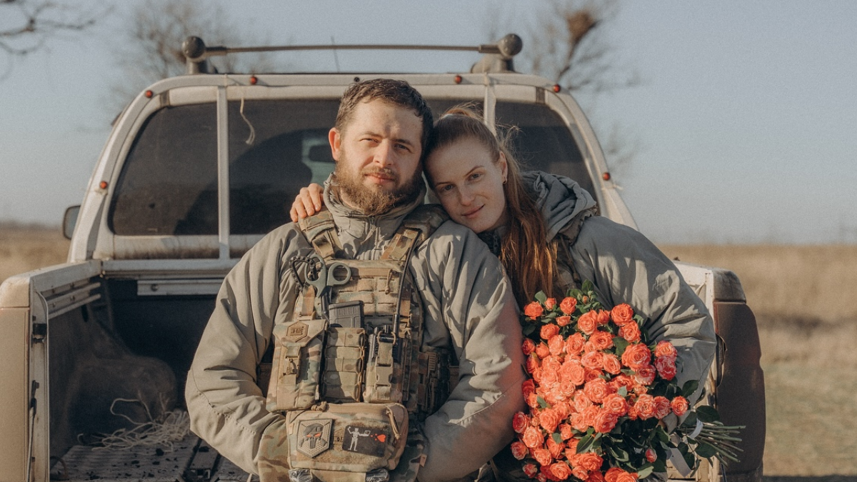 Ордени "Золота Зірка" Президент України вручив рідним Максима Ємця. василя Шкварка і Василя Полагнюка