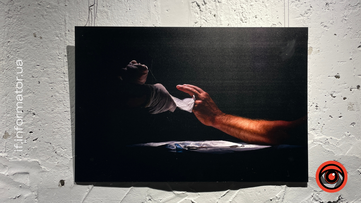 Відкриття фотовиставки "Руки між життям і війною"