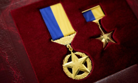 Ордени "Золота Зірка" Президент України вручив рідним Максима Ємця. василя Шкварка і Василя Полагнюка