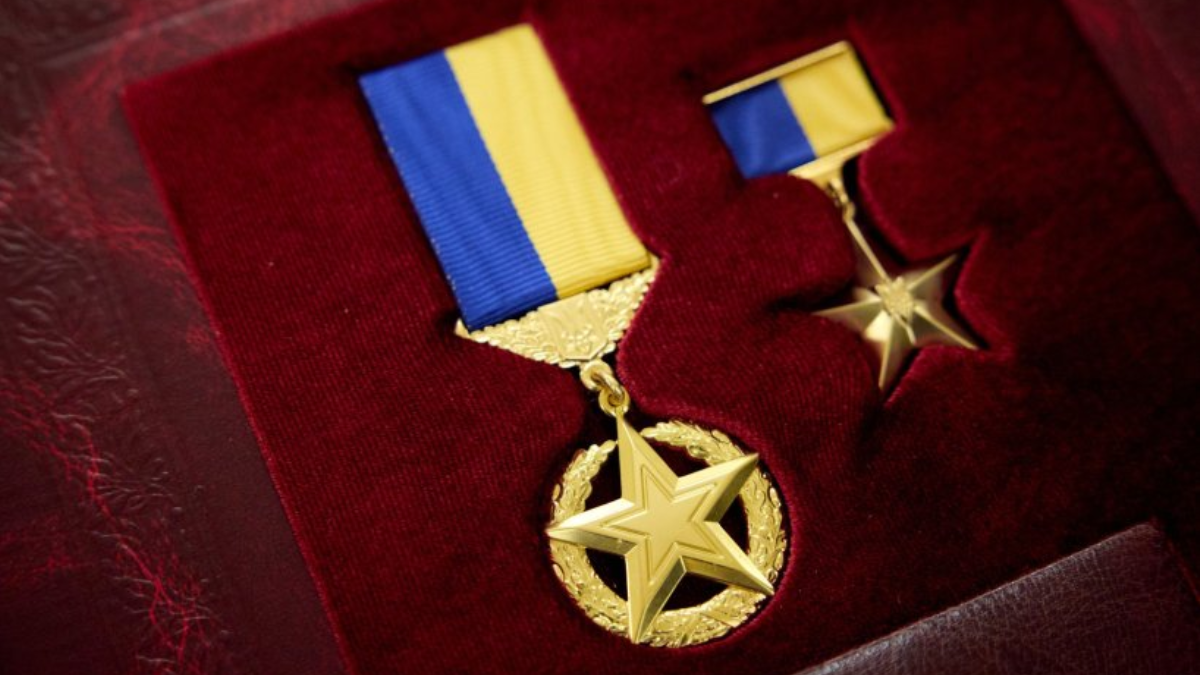 Ордени "Золота Зірка" Президент України вручив рідним Максима Ємця. василя Шкварка і Василя Полагнюка