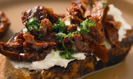 Неординарна закуска до столу: рецепт в'ялених помідорів у духовці