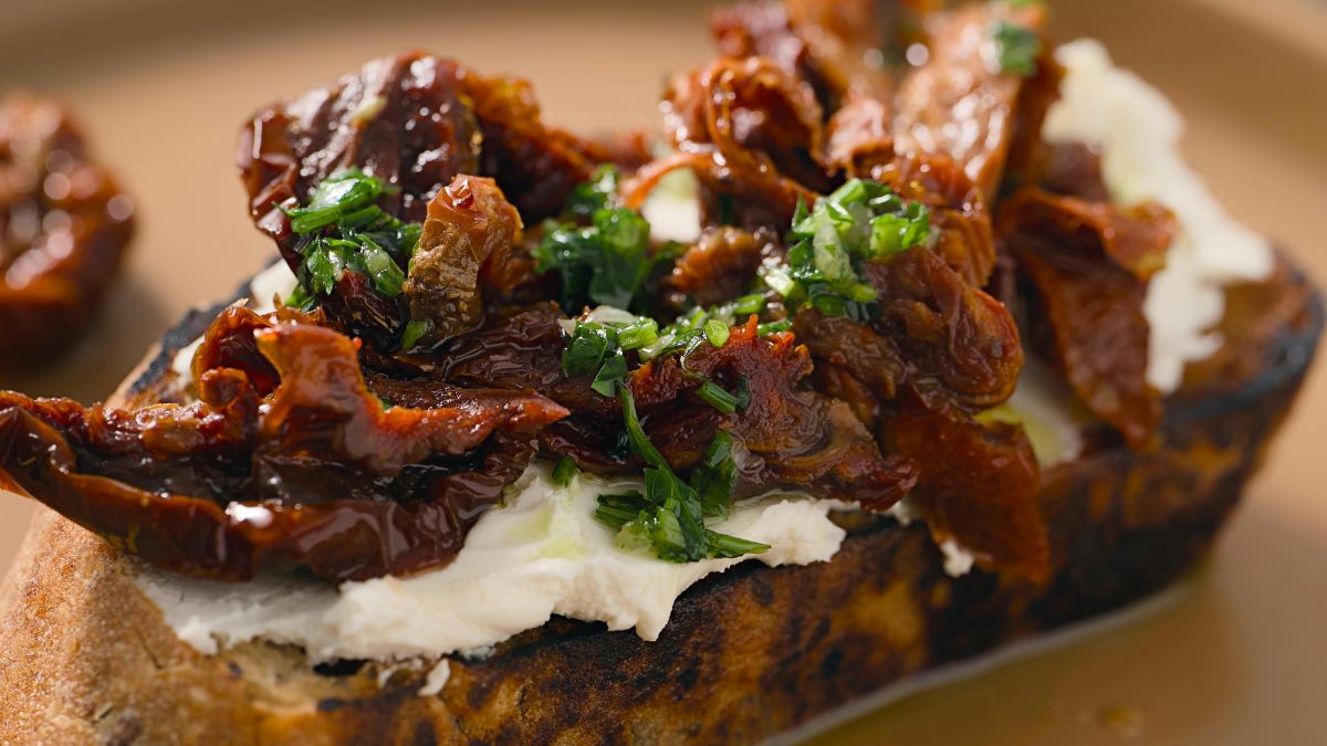 Неординарна закуска до столу: рецепт в'ялених помідорів у духовці