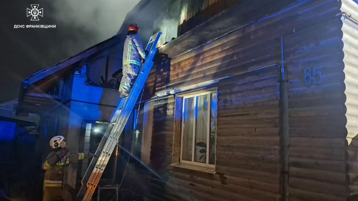 У Франківську горів двоповерховий будинок