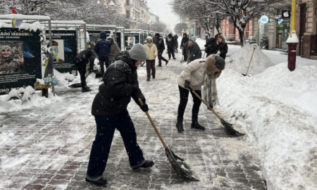 Зранку 8 січня міський голова Івано-Франківська разом із працівниками міської ради вийшли прибирати сніг у місті