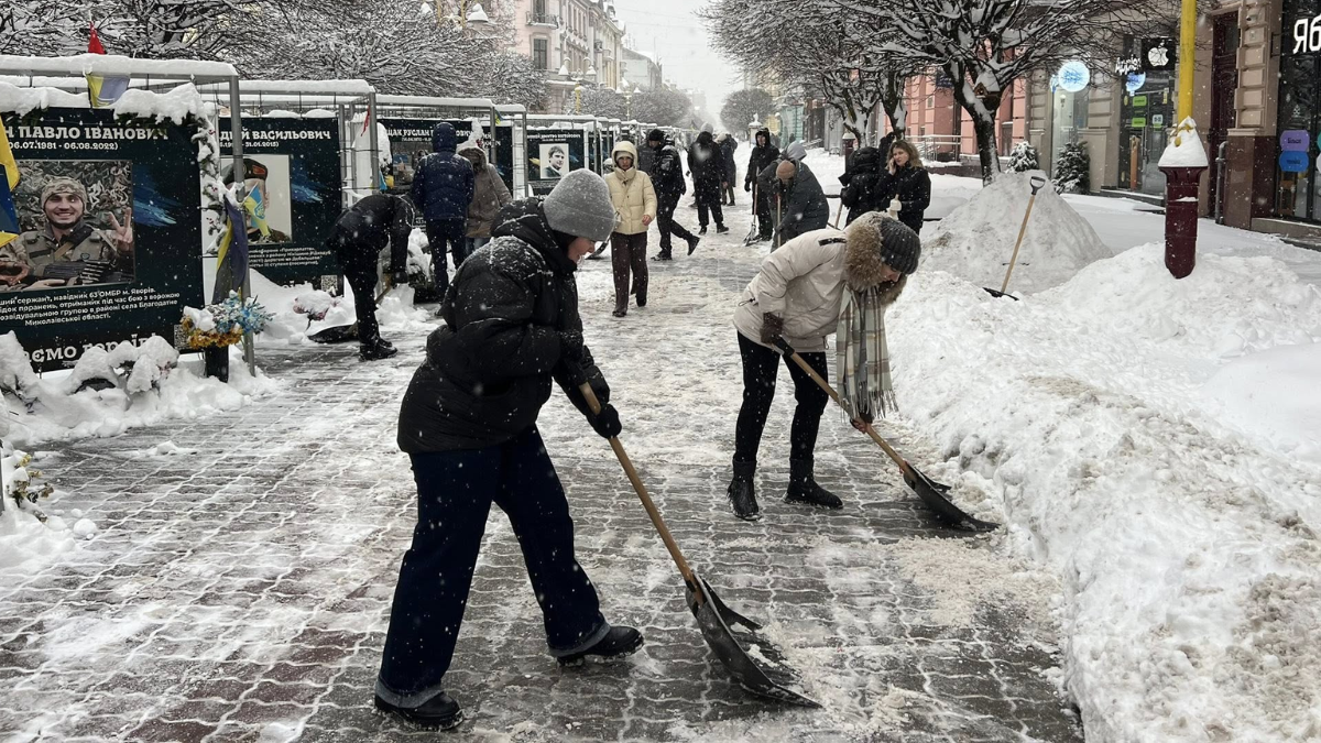 Зранку 8 січня міський голова Івано-Франківська разом із працівниками міської ради вийшли прибирати сніг у місті