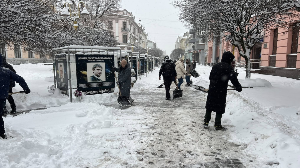 Зранку 8 січня міський голова Івано-Франківська разом із працівниками міської ради вийшли прибирати сніг у місті