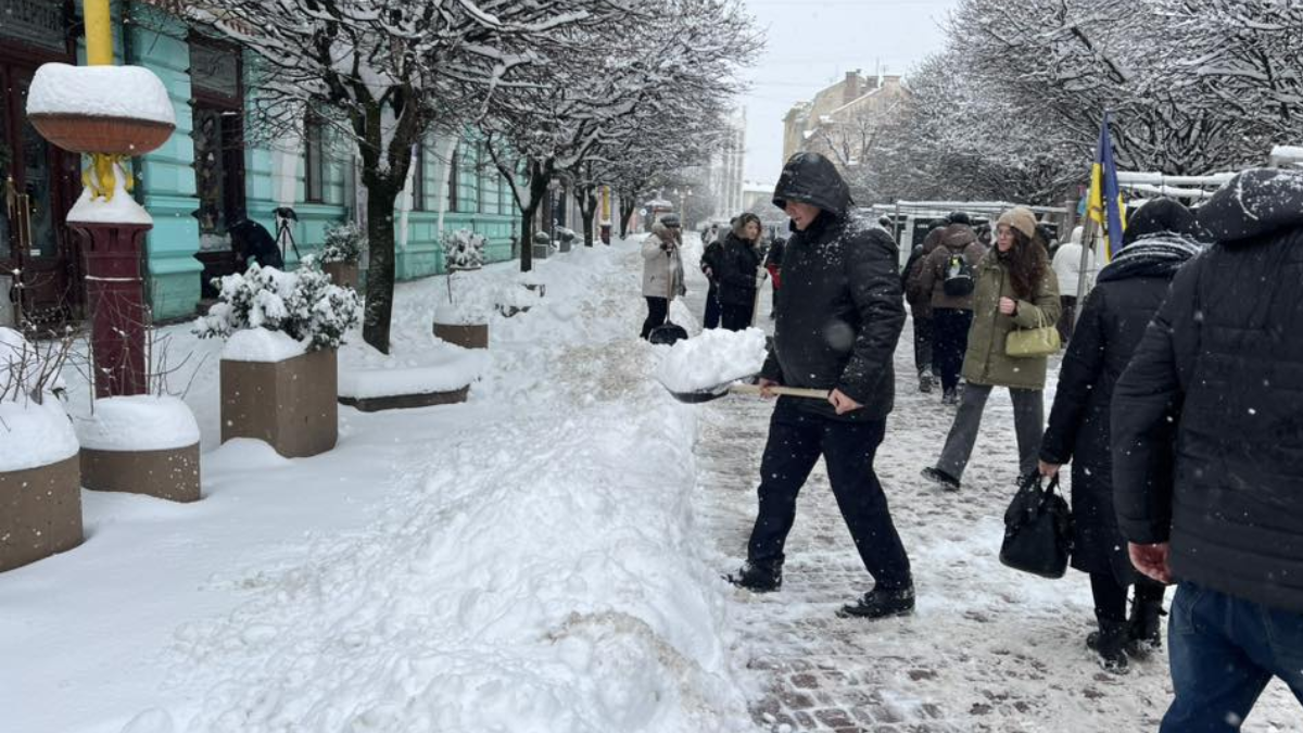 Зранку 8 січня міський голова Івано-Франківська разом із працівниками міської ради вийшли прибирати сніг у місті