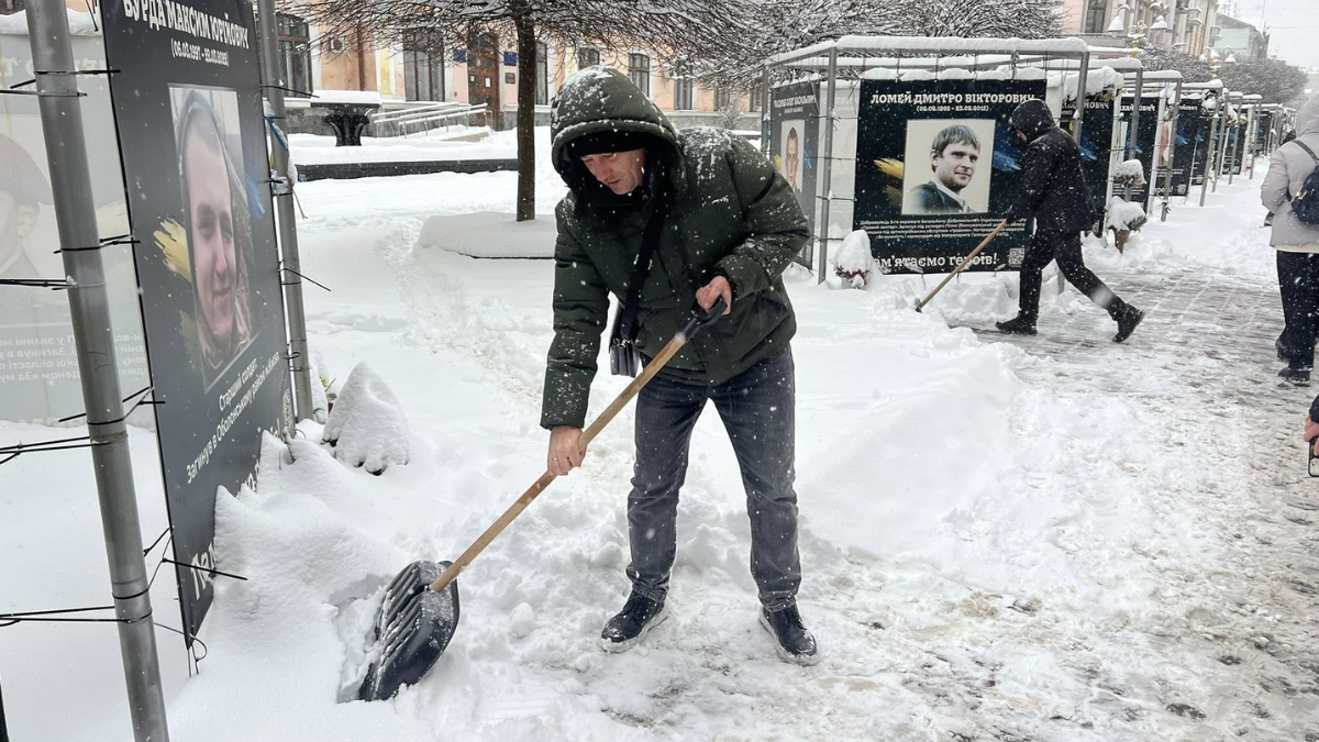 Зранку 8 січня міський голова Івано-Франківська разом із працівниками міської ради вийшли прибирати сніг у місті