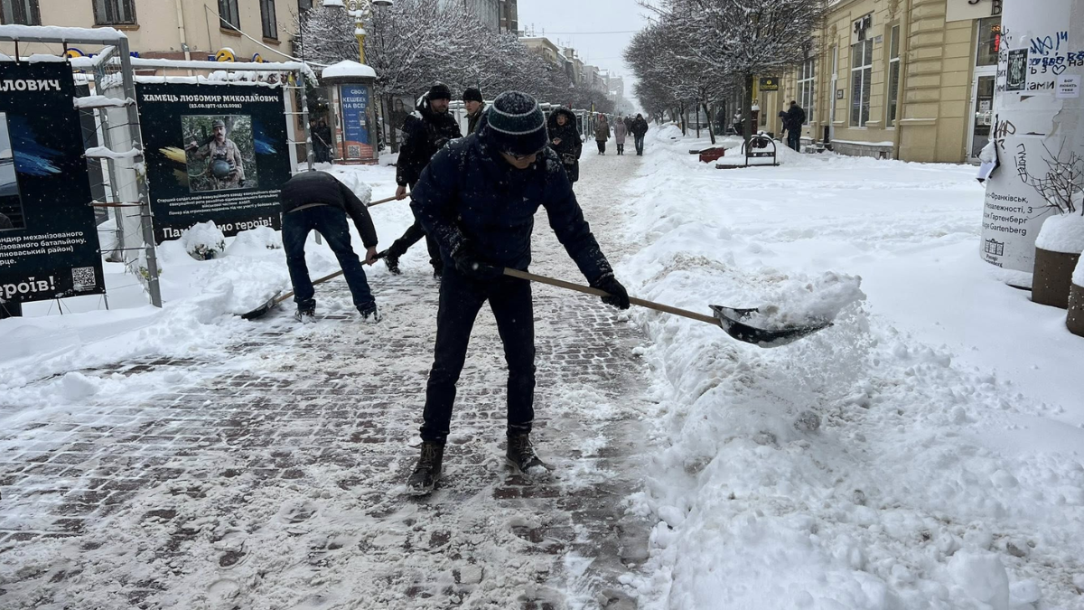 Зранку 8 січня міський голова Івано-Франківська разом із працівниками міської ради вийшли прибирати сніг у місті