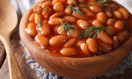 Квасоля у томатному соусі: поживний гарнір з простих інгредієнтів
