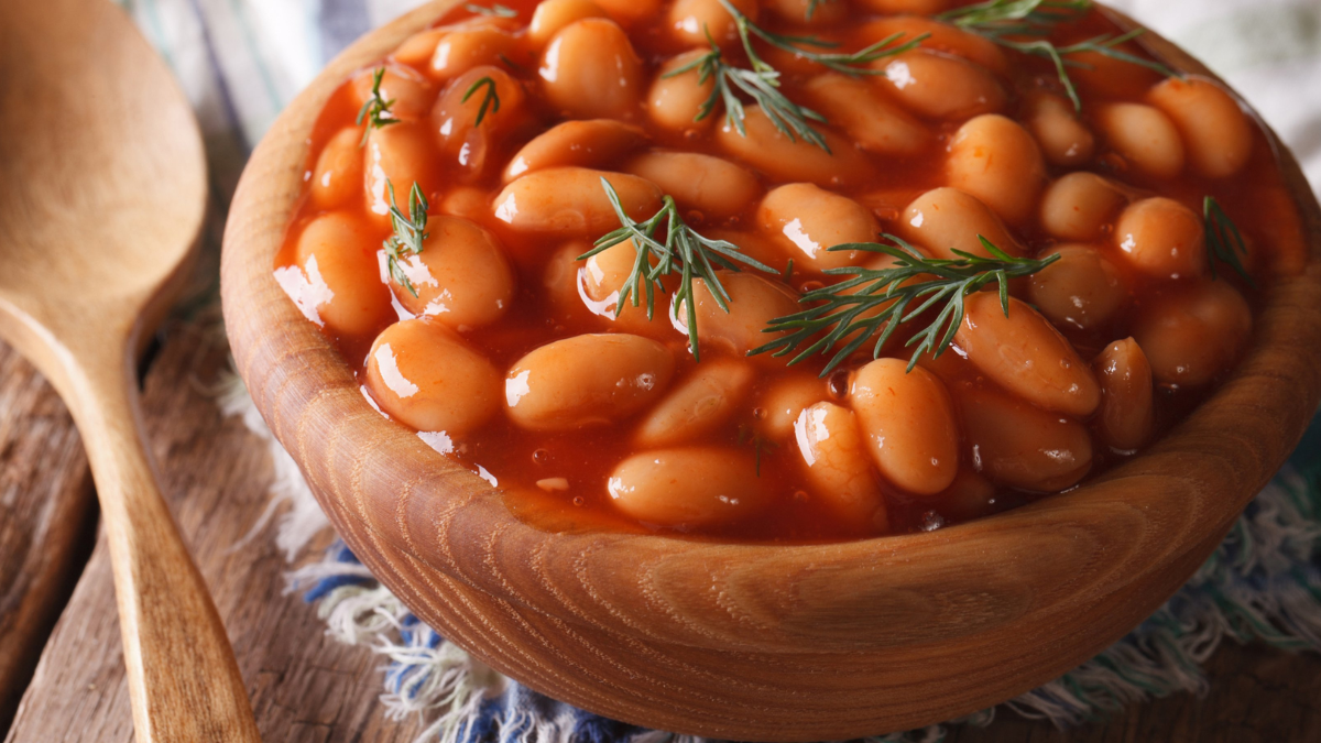 Квасоля у томатному соусі: поживний гарнір з простих інгредієнтів