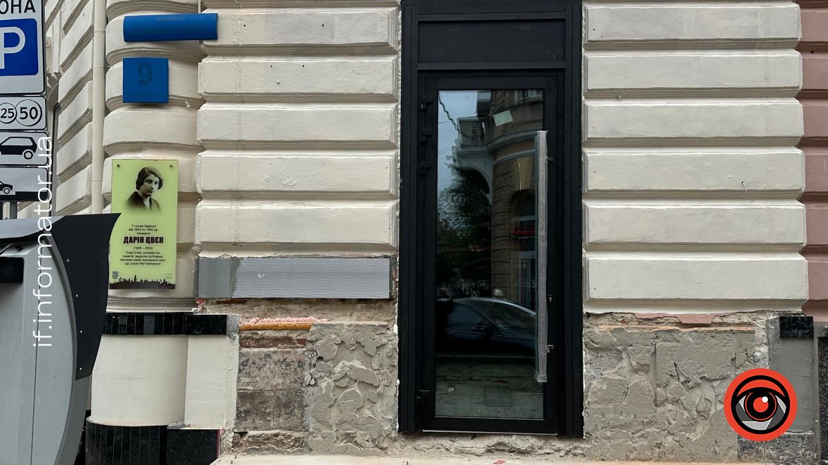 Фасад будівлі після демонтування скляної конструкції у жовтні 2025 року