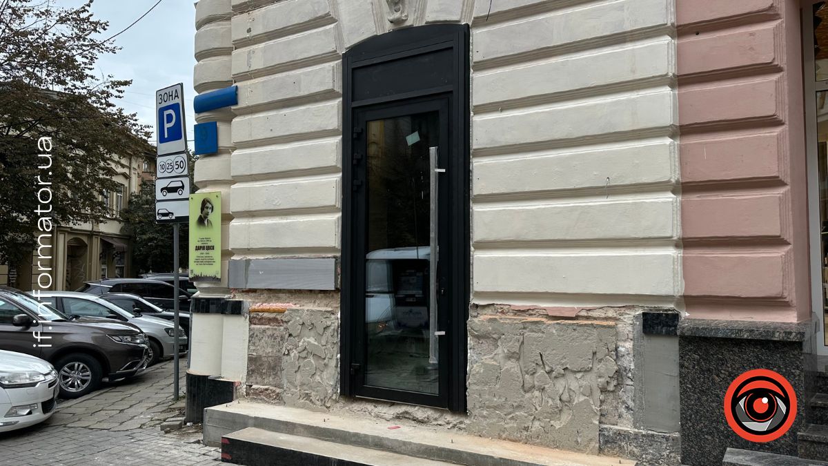 Фасад будівлі після демонтування скляної конструкції у жовтні 2025 року