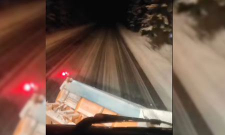 Через сніг та ожеледицю на дорогах Франківщини прибиральна техніка працює у посиленому режимі