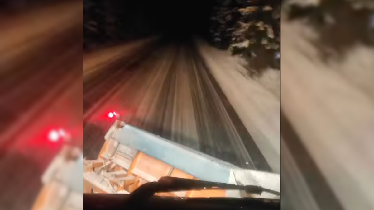 Через сніг та ожеледицю на дорогах Франківщини прибиральна техніка працює у посиленому режимі