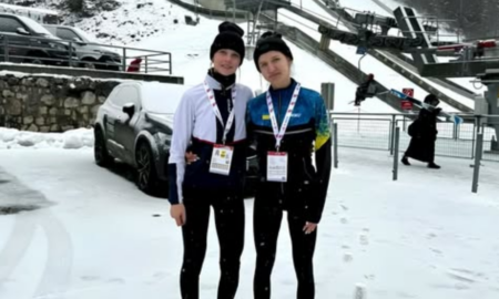 Стрибунки на лижах з трампліна Жанна Глухова (справа) і Каріна Козлова