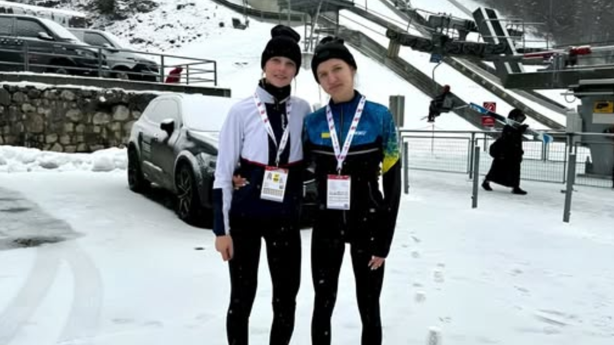 Стрибунки на лижах з трампліна Жанна Глухова (справа) і Каріна Козлова