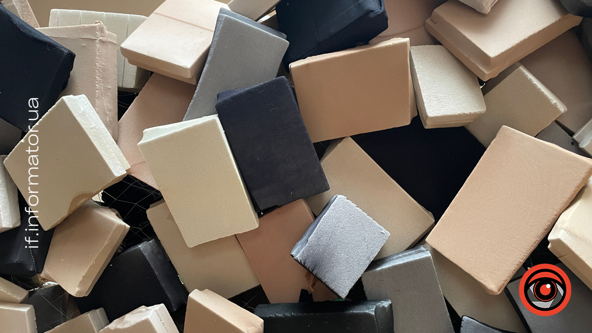 У Франківському театрі ляльок створюють нестандартне маскування для захисників