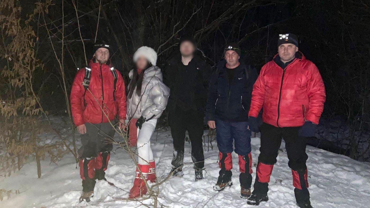 Напередодні Нового року двоє туристів із міста Суми заблукали під час мандрівки маршрутом урочище «Найстаріше дерево» поблизу Яремче на Івано-Франківщині