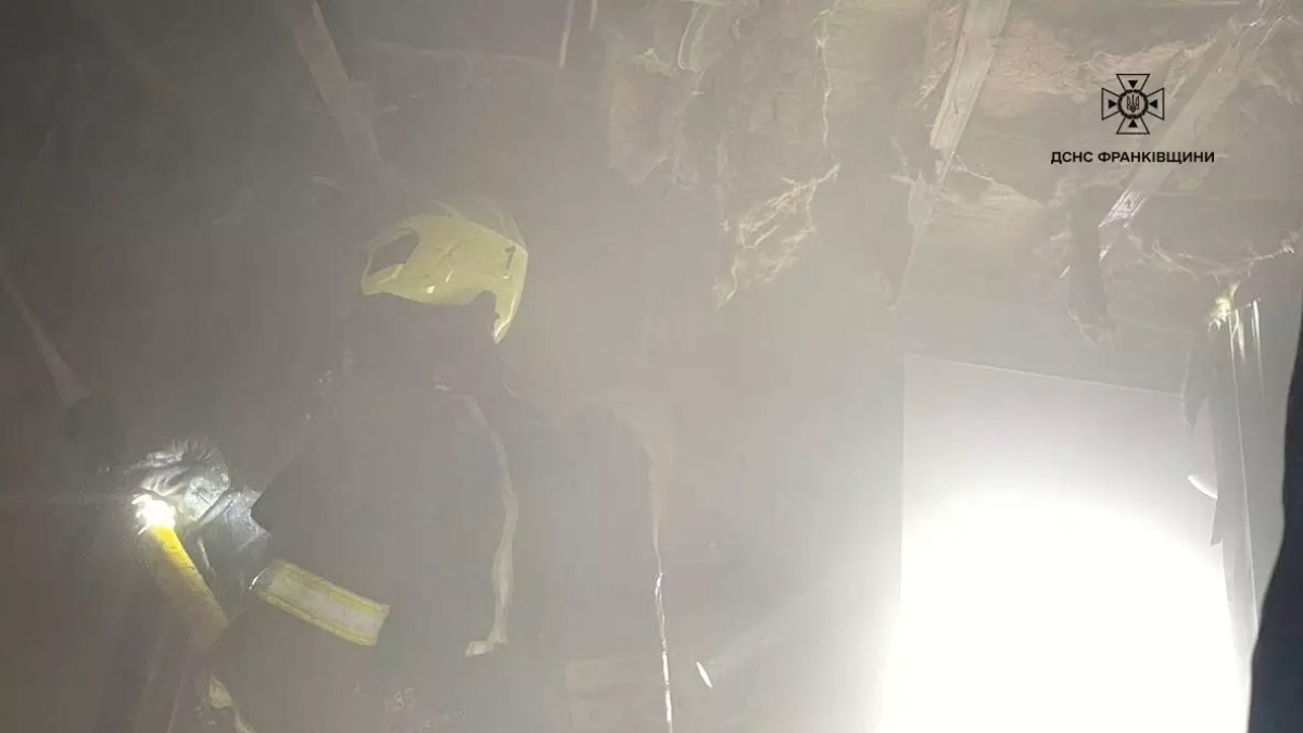 У Франківську вогнеборці ліквідували пожежу: горіли речі домашнього вжитку та меблі