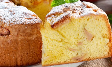 Як швидко та легко приготувати шарлотку з яблуками (РЕЦЕПТ)