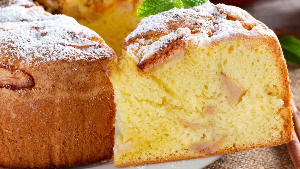 Як швидко та легко приготувати шарлотку з яблуками (РЕЦЕПТ)