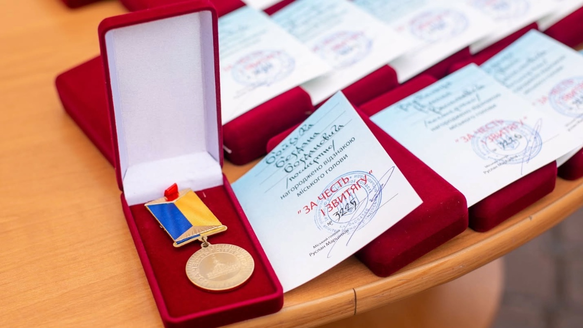 В Івано-Франківську рідним загиблих захисників передали відзнаки «За честь і звитягу»