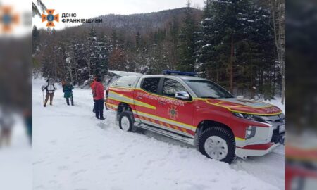 Прикарпатські рятувальники допомогли туристам із протезами ніг спуститися з гори