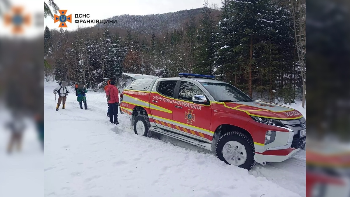 Прикарпатські рятувальники допомогли туристам із протезами ніг спуститися з гори