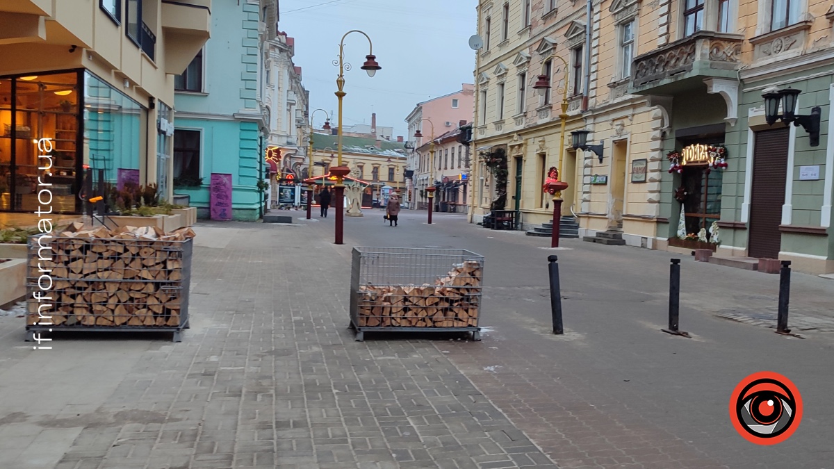 Поблизу колишньої «Молочки» у Франківську встановили тимчасові конструкції, щоб перекрити в'їзд на стометрівку