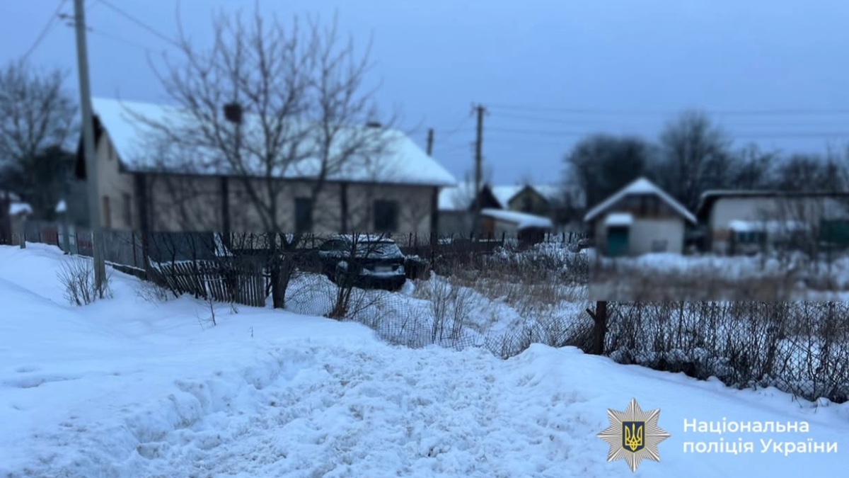 На Прикарпатті нетвереза водійка збила пішохода та протаранила огорожу