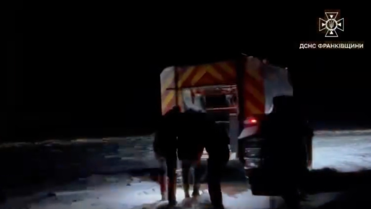 Прикарпатські рятувальники доправили 11-річного травмованого до швидкої на всюдиході (ВІДЕО)