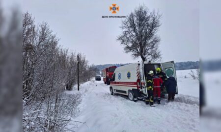 Прикарпатські рятувальники «визволили» автомобіль екстреної медичної допомоги із замету