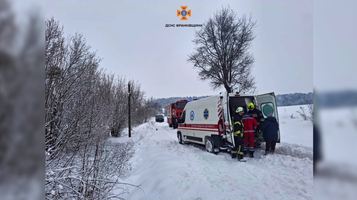 Прикарпатські рятувальники «визволили» автомобіль екстреної медичної допомоги із замету