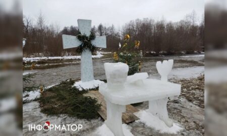 На Водохреще два села Прикарпаття підготували льодяні скульптури
