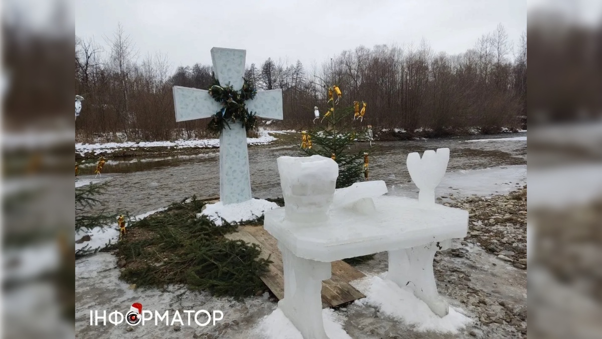 На Водохреще два села Прикарпаття підготували льодяні скульптури