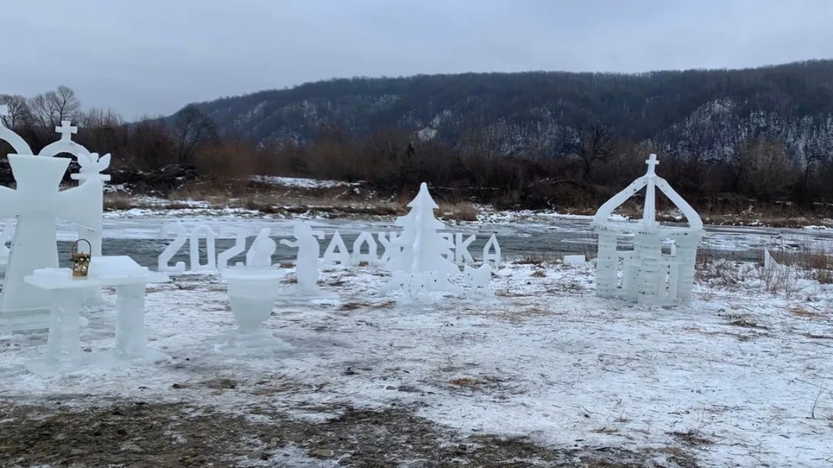 Скульптури з льоду у селі Саджавка 2026 року