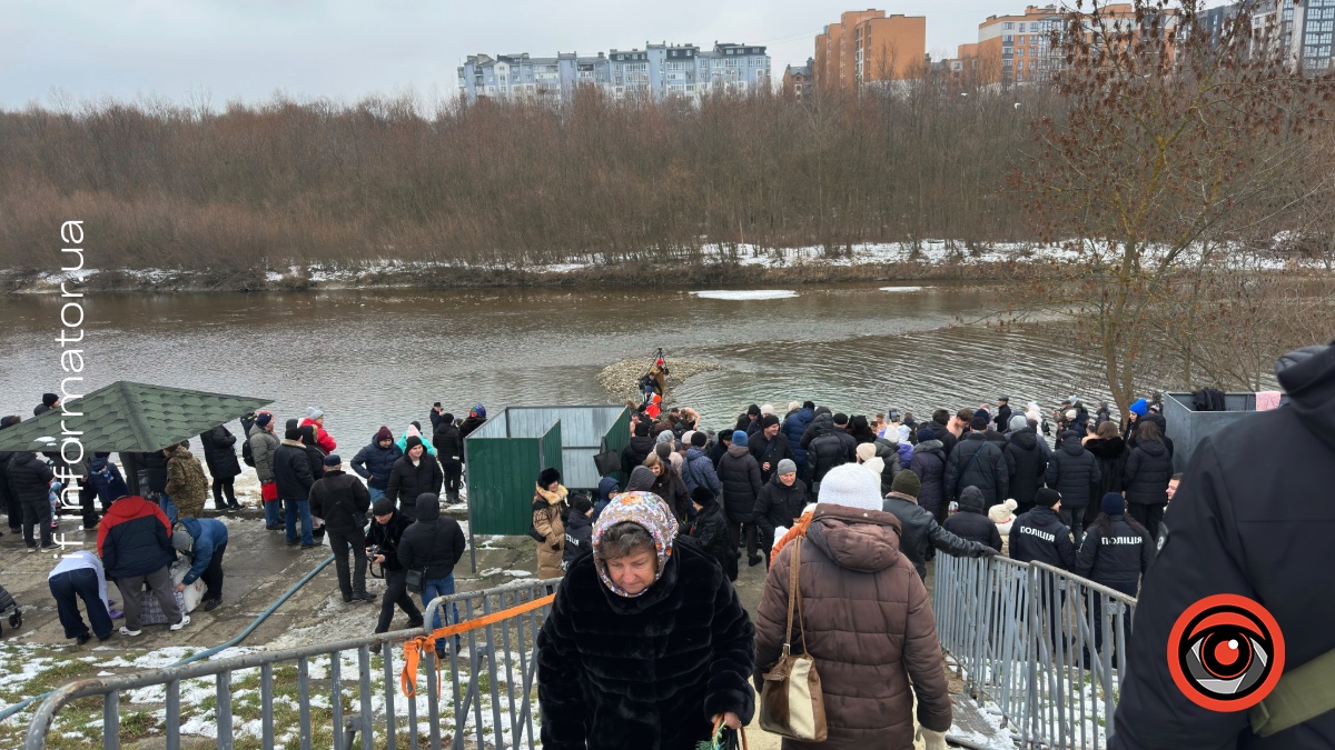 Як в Івано-Франківську на Бистриці Надвірнянській відзначили Водохреще (ФОТО)