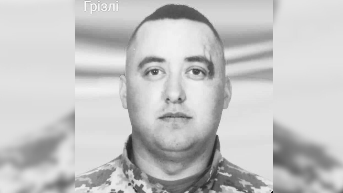 Ордени "Золота Зірка" Президент України вручив рідним Максима Ємця. василя Шкварка і Василя Полагнюка