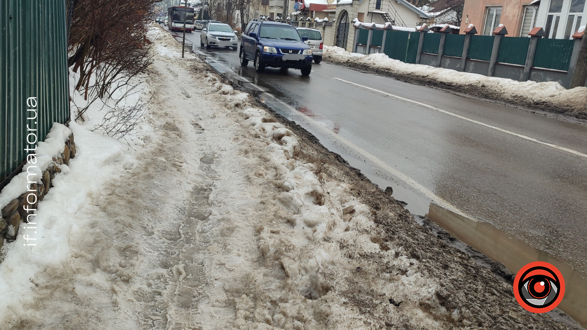 Снігова каша і калюжі: як виглядають тротуари Франківська (ФОТО)