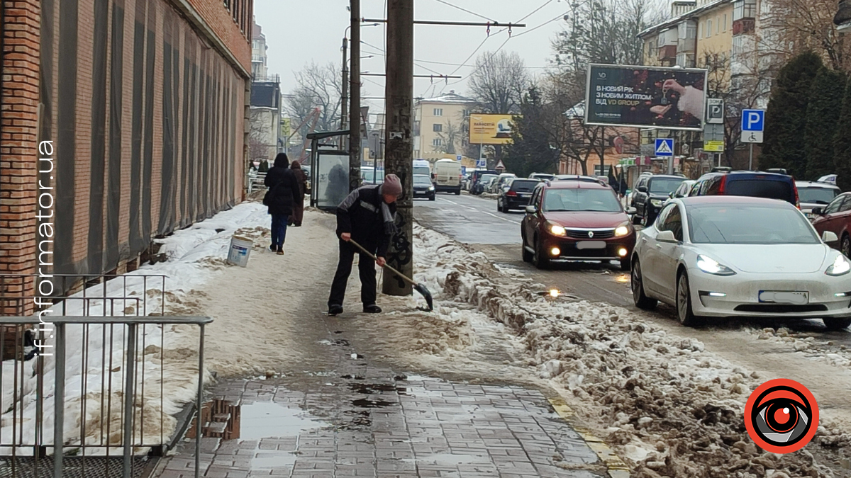 Снігова каша і калюжі: як виглядають тротуари Франківська (ФОТО)