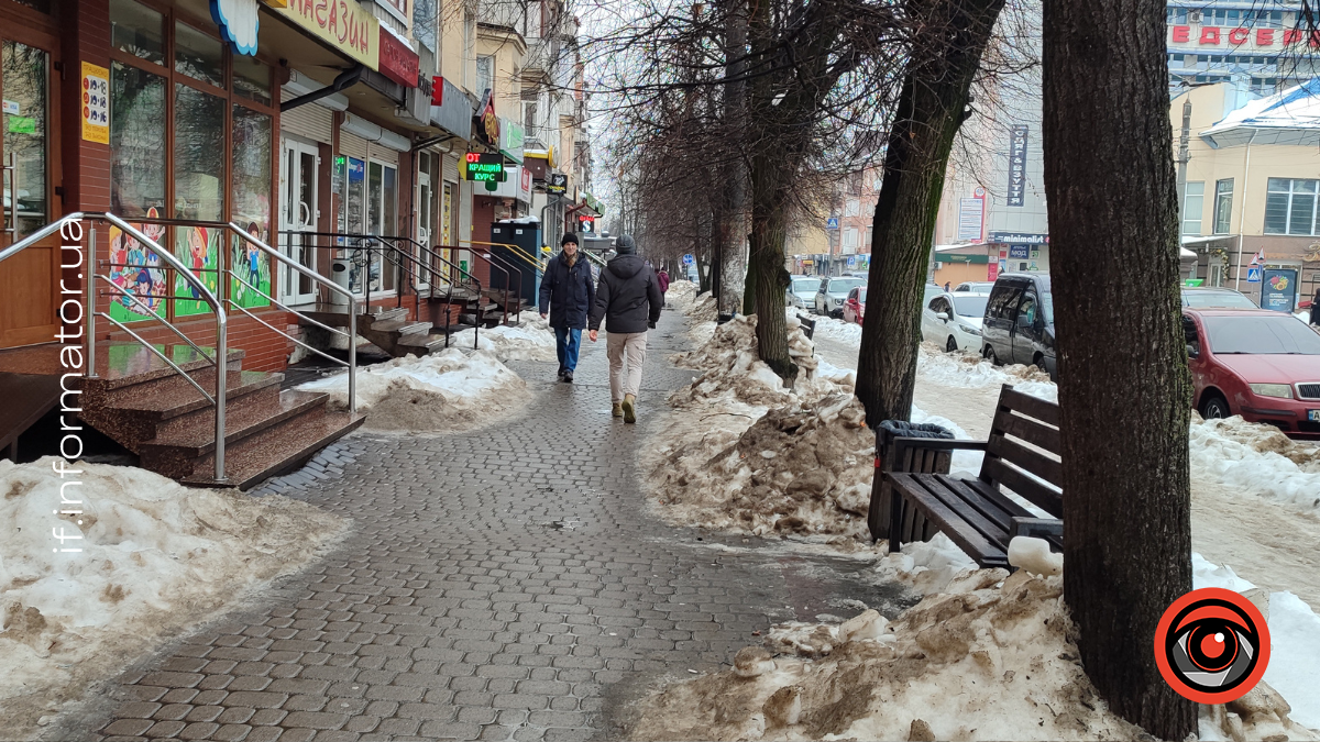 Снігова каша і калюжі: як виглядають тротуари Франківська (ФОТО)