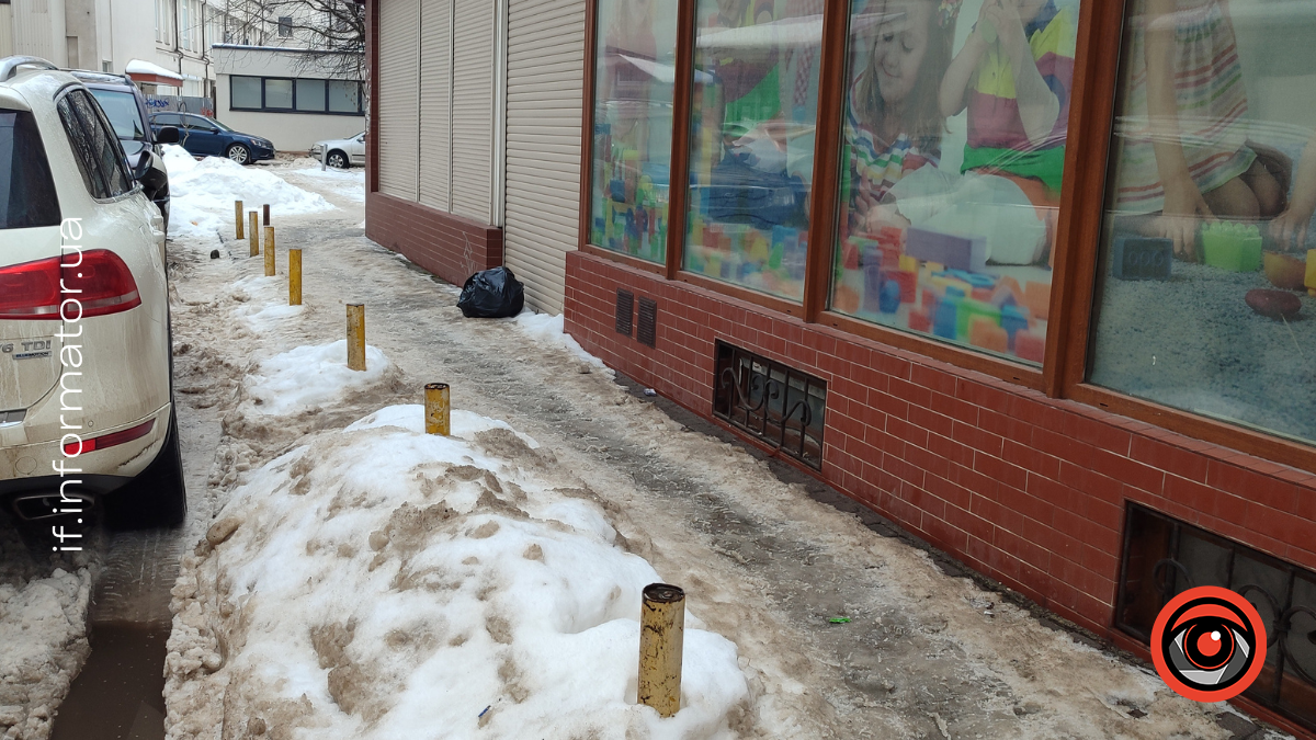 Снігова каша і калюжі: як виглядають тротуари Франківська (ФОТО)