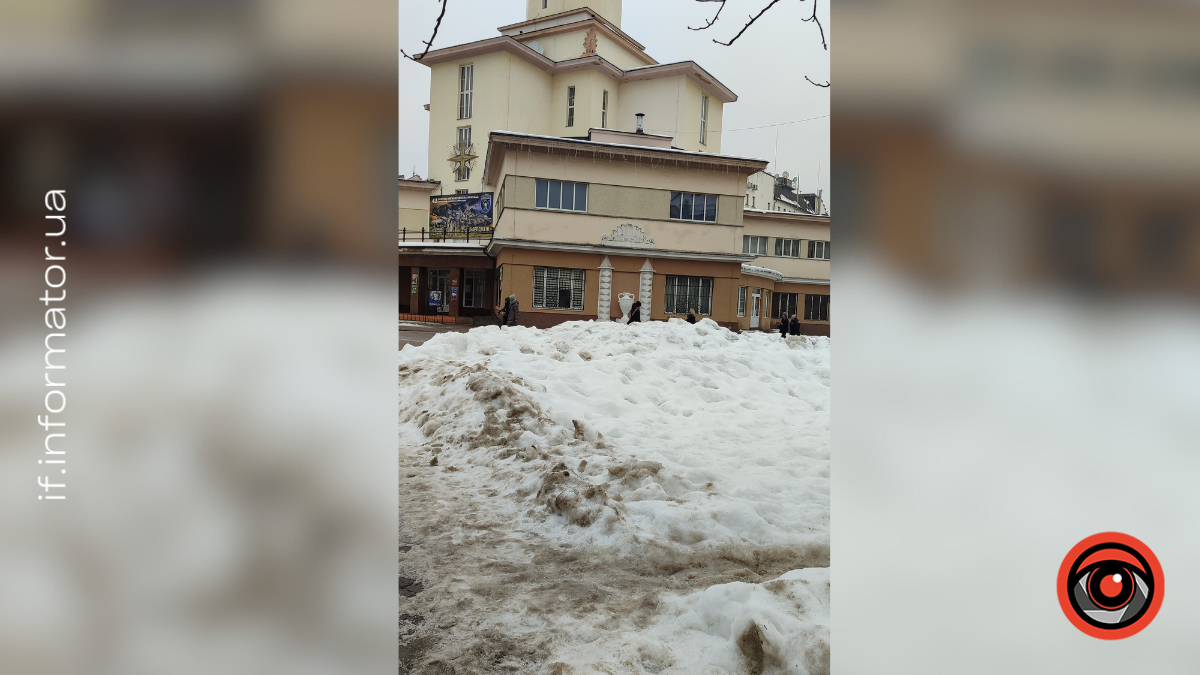 Снігова каша і калюжі: як виглядають тротуари Франківська (ФОТО)