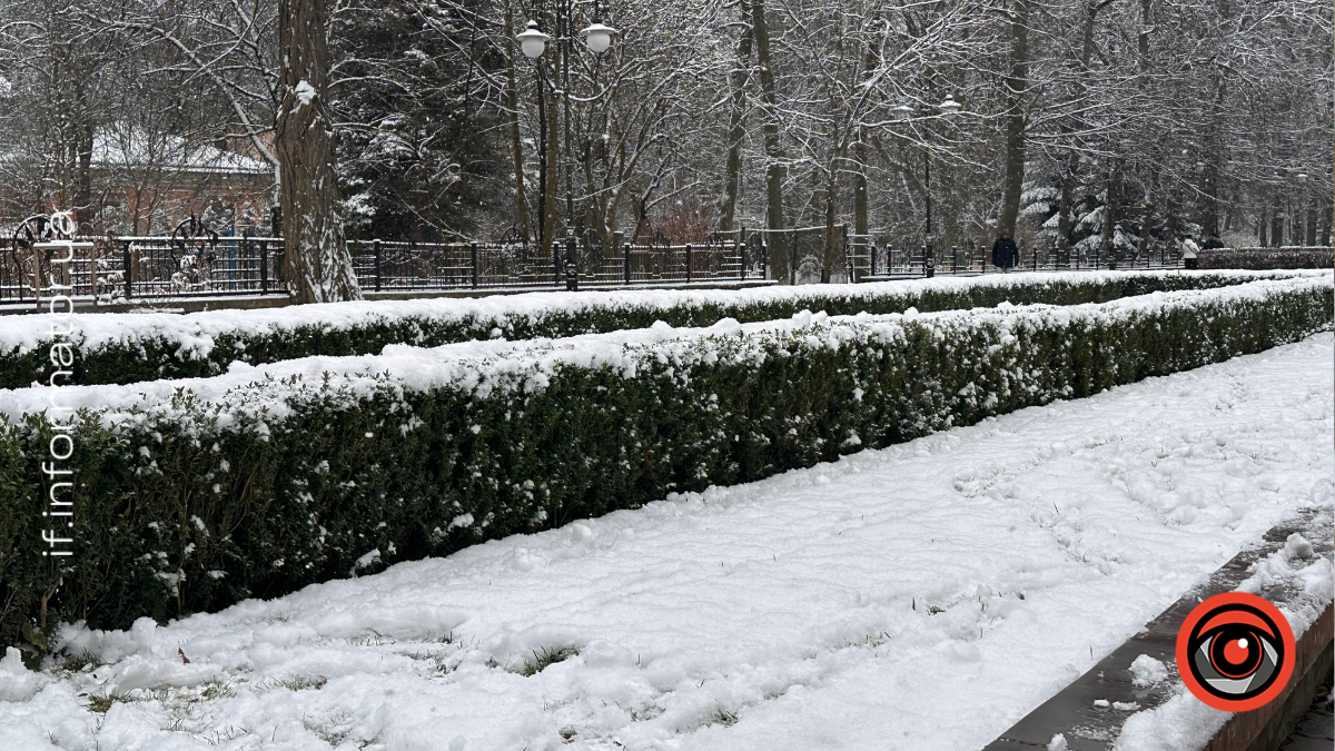 Снігова каша і калюжі: як виглядають тротуари Франківська (ФОТО)