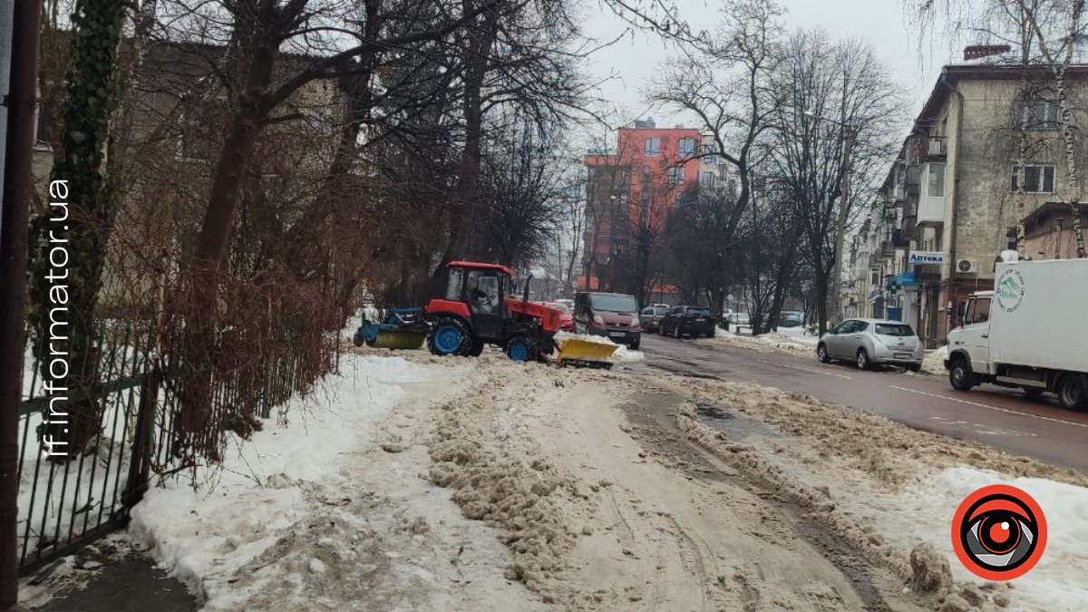 Снігова каша і калюжі: як виглядають тротуари Франківська (ФОТО)