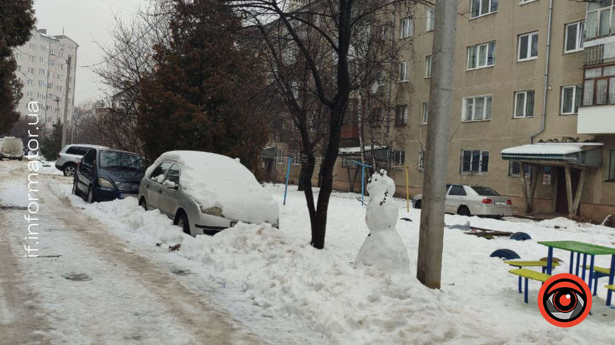 Снігова каша і калюжі: як виглядають тротуари Франківська (ФОТО)