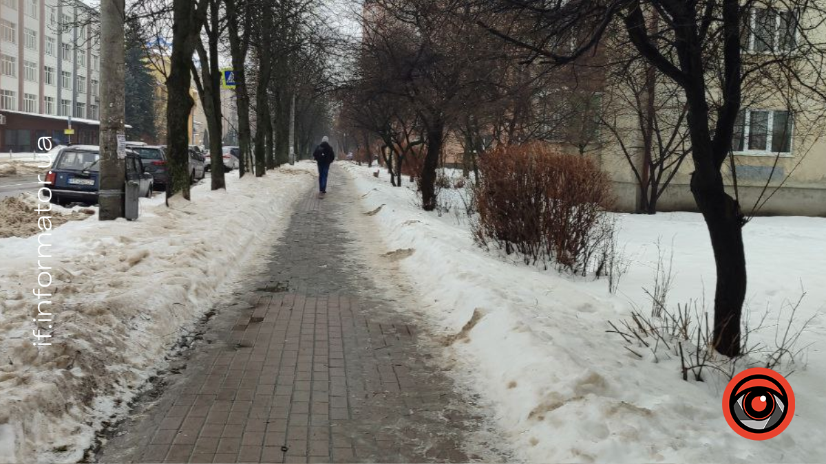 Снігова каша і калюжі: як виглядають тротуари Франківська (ФОТО)