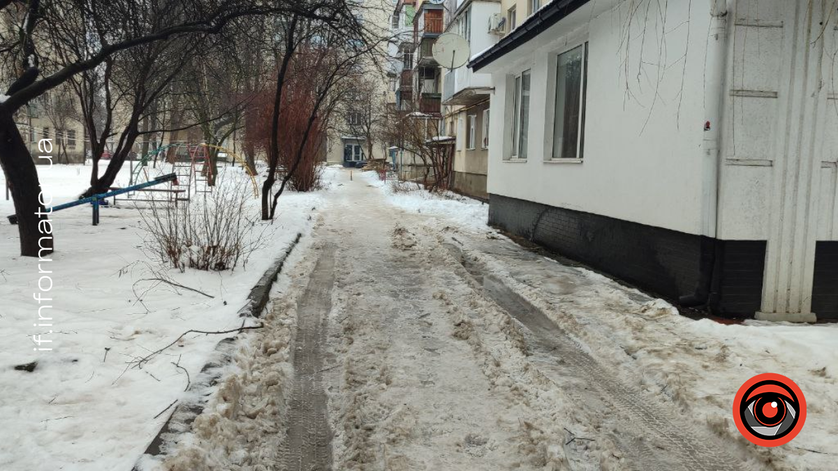 Снігова каша і калюжі: як виглядають тротуари Франківська (ФОТО)